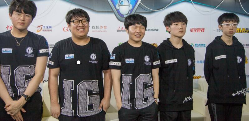 LetMe 说： Invictus Gaming 不能输给 Royal Never Give Up 。如果他们输掉比赛，他们就只能回家自爆！